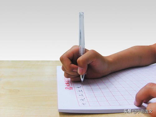 一年级小朋友写字用力过度,一年级学生写字太用力怎么办