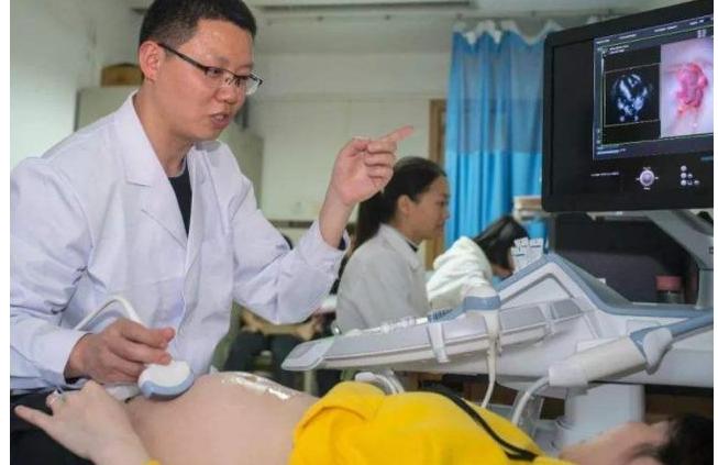 “孩子都生完了，你还掏什么”男医生将手伸进产道，老公勃然大怒