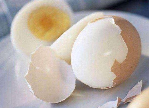 煮鸡蛋只加盐怎么入味,煮鸡蛋不散的正确方法开水里加盐