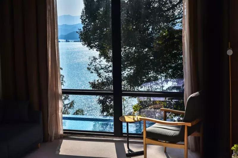 把千岛湖“装”进自家民宿，做了一个无敌湖景泳池，让无数人尖叫