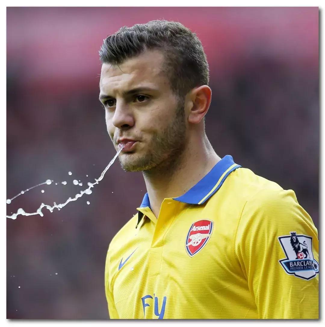 足球场上吐痰不怕滑铲弄到身上吗,为啥足球运动员吐痰