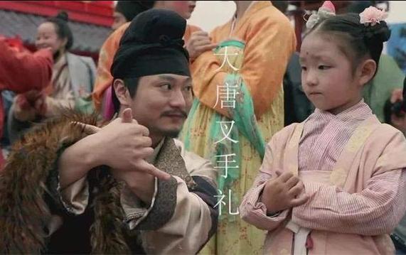 “喏”就是唯诺的由来?长安十二时辰流行的交叉礼,档次火爆升级