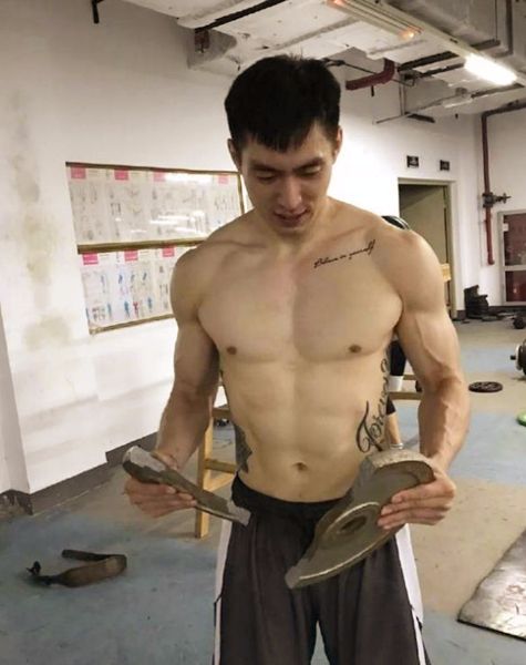 篮球为何比足球强？中国男篮落选后卫晒肌肉，只比胡尔克小了一圈