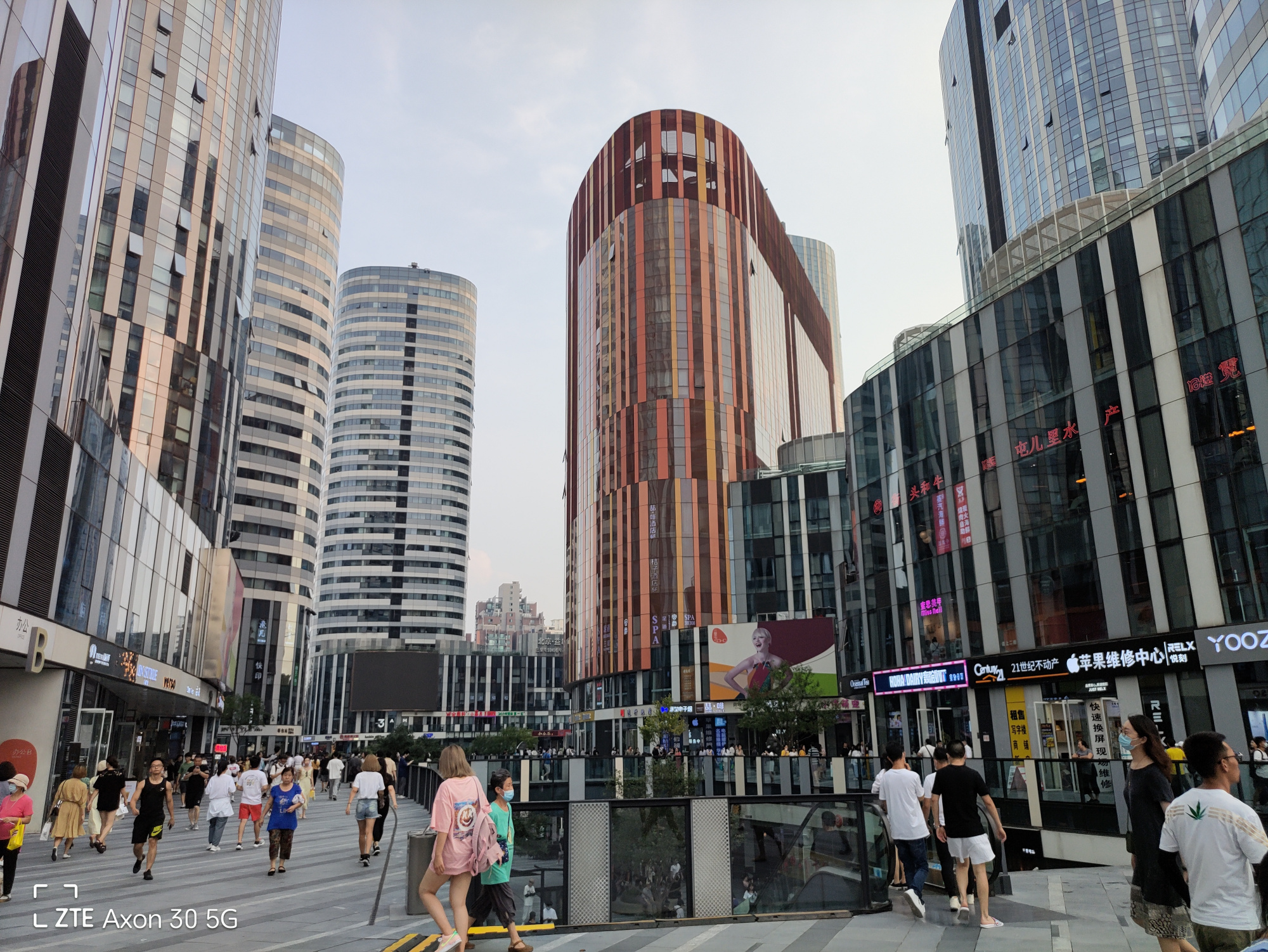 中兴axon30屏下版上手体验,中兴axon30ultra对比axon30pro