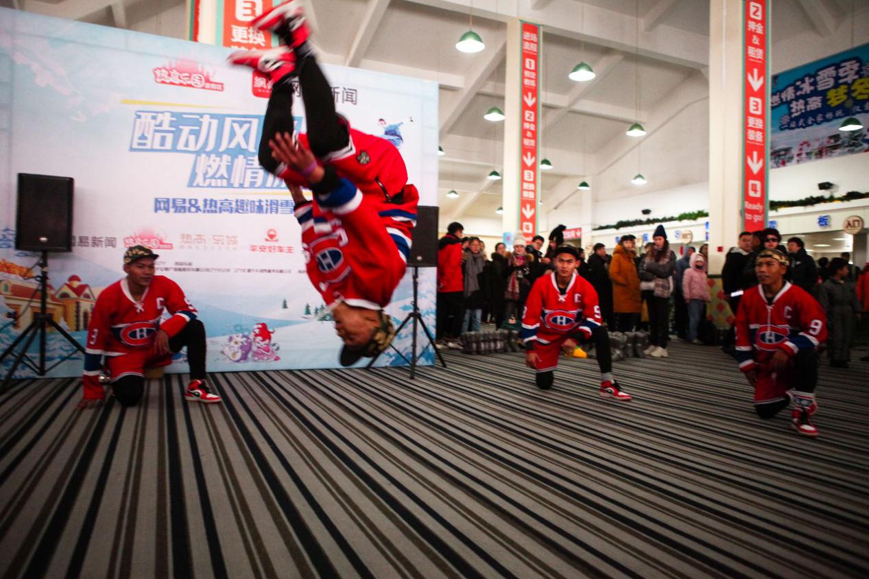 热高乐园冰雪大世界滑雪区,热高冰雪世界开了吗