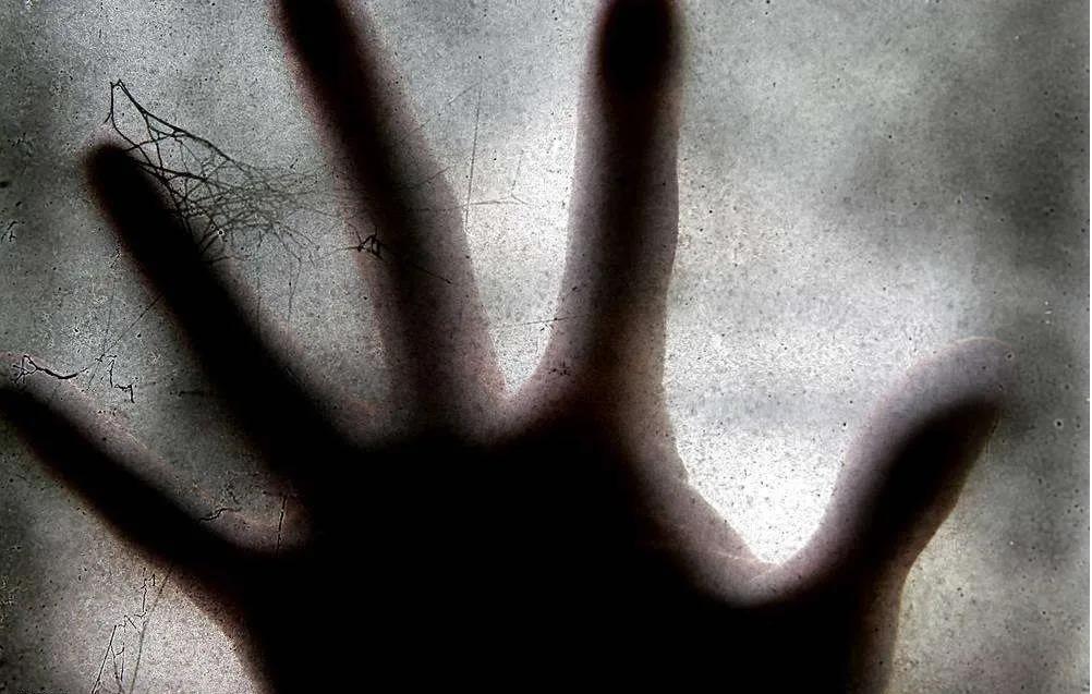 屋子里的神秘女人,村里神秘的破房子