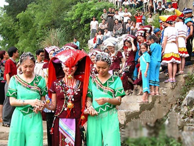 少数民族结婚新娘子接亲,少数民族结婚新郎新娘喝酒