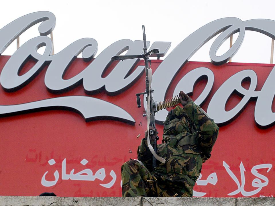 可口可乐透过瓶子看世界,可口可乐在中国的第一个广告