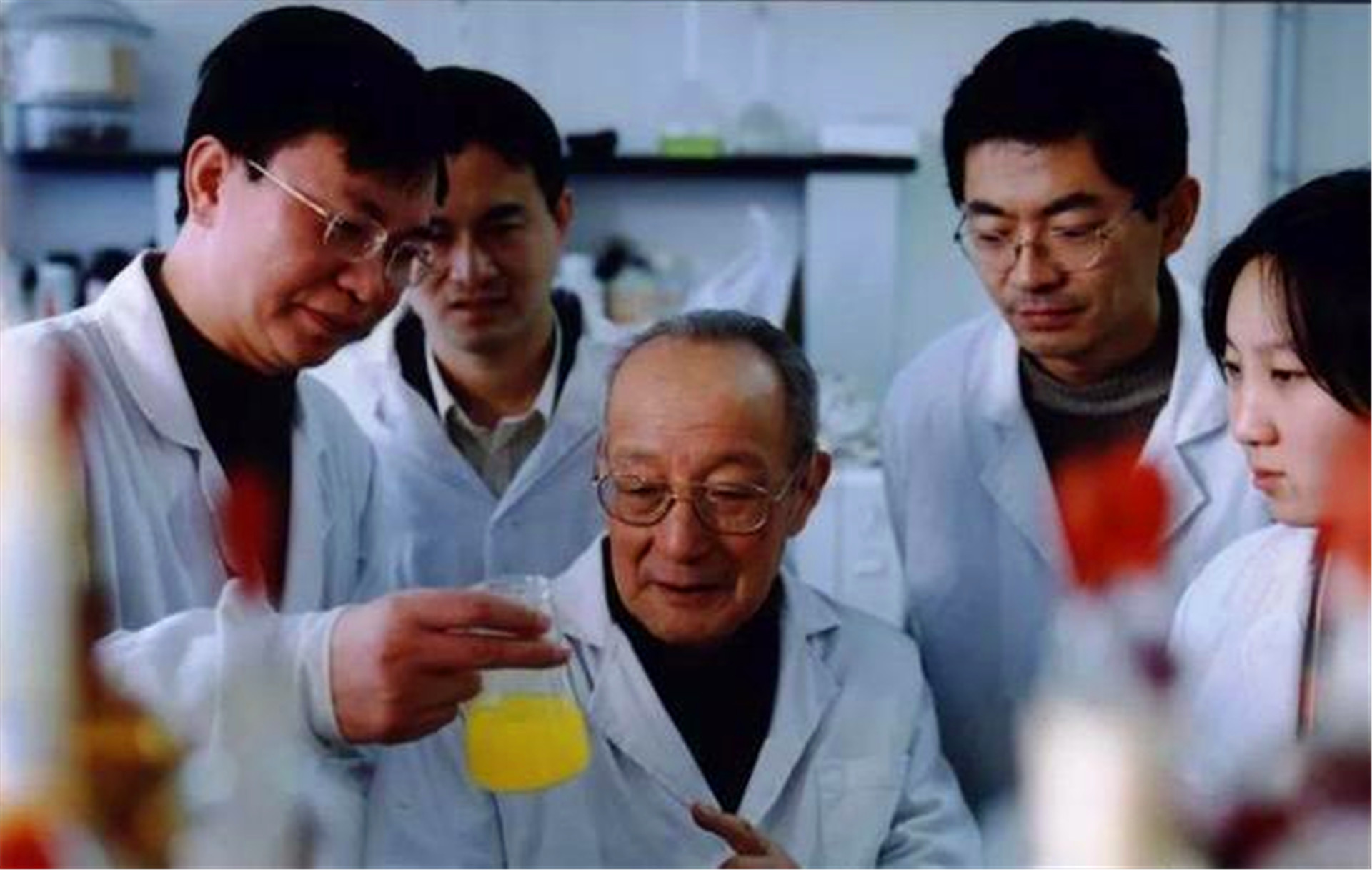 中国挖出比稀土还珍贵的宝贝,深山发现的航母