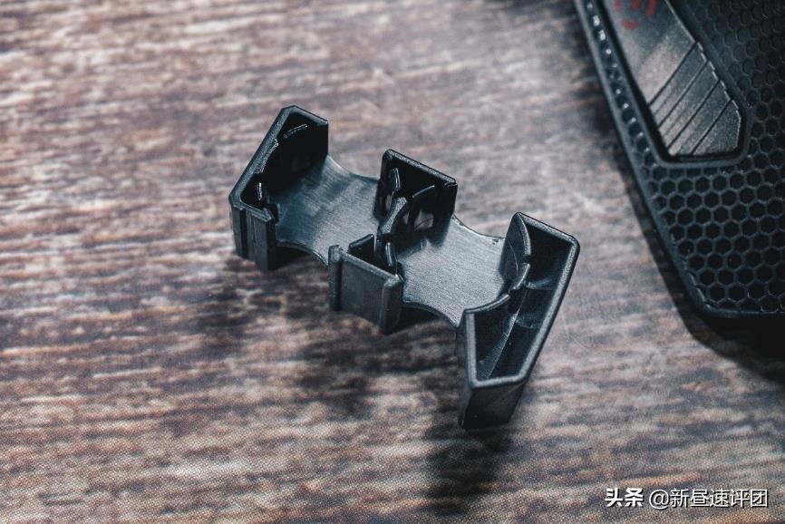PMW3389加持，模块化设计鼠标骨伽700MEVO评测