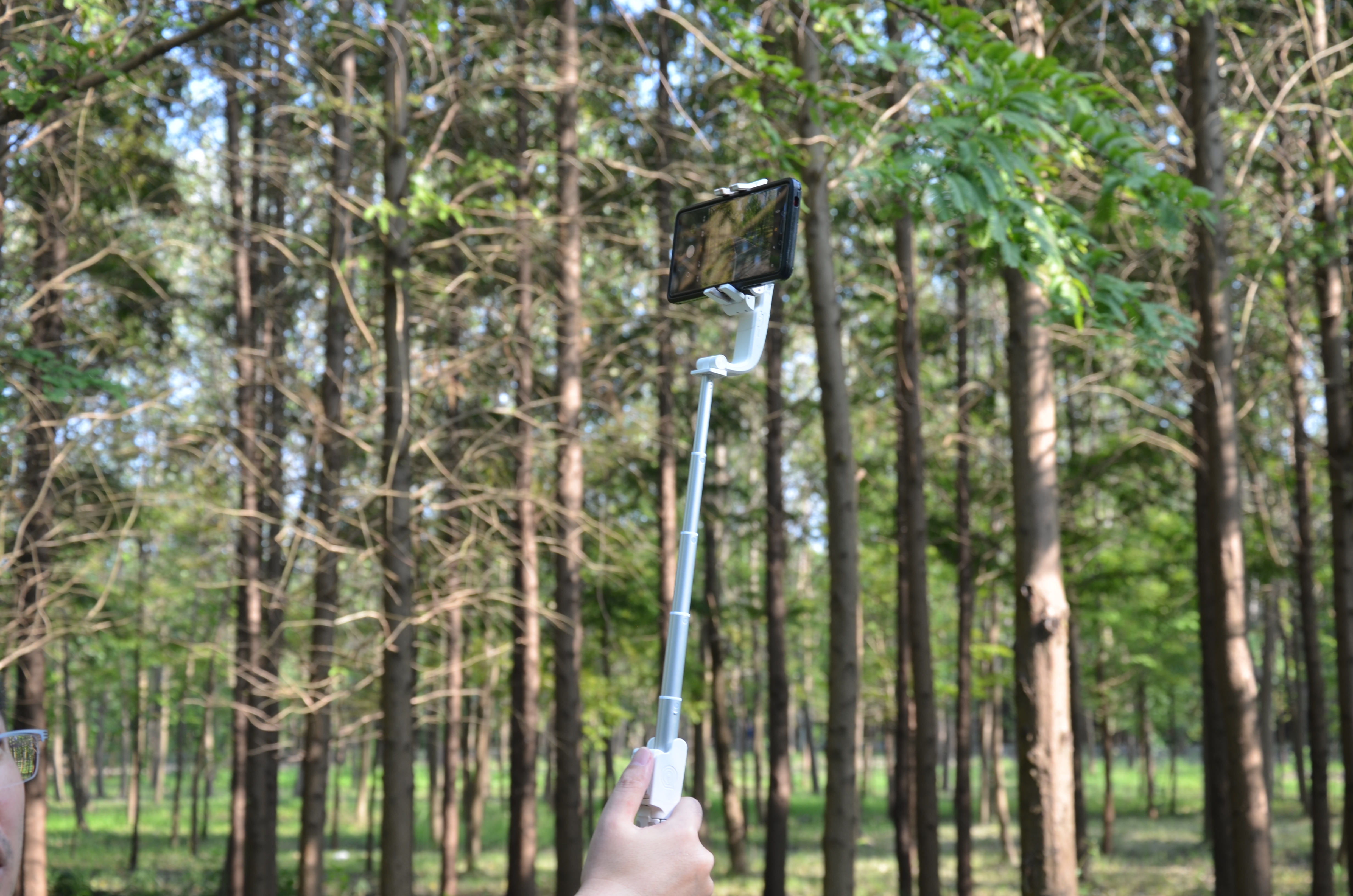 是自拍杆、三脚架，遥控卡菲、也是稳定器——浩瀚小Q智能稳拍杆