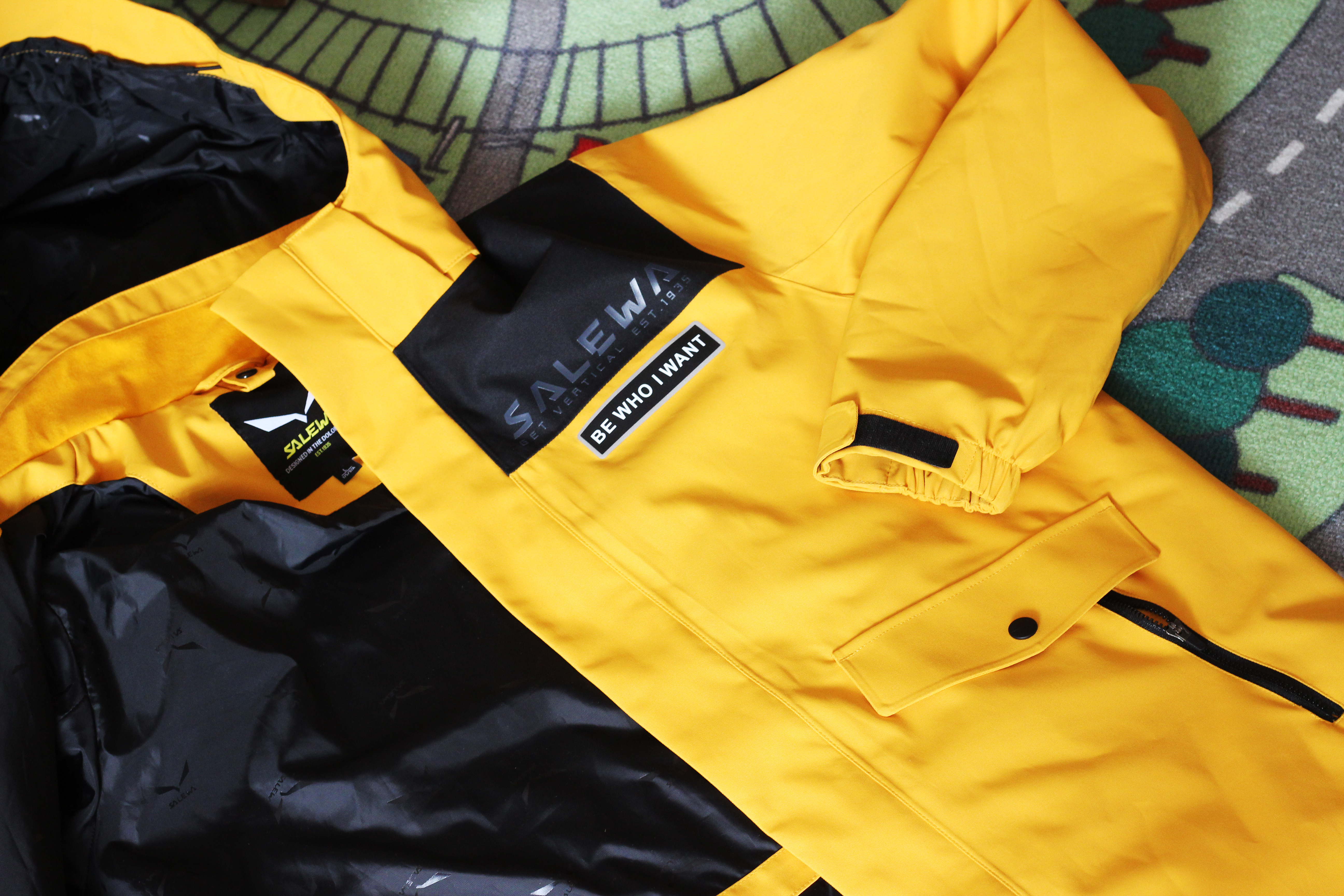 沙乐华明星同款冲锋衣,沙乐华和哥伦比亚冲锋衣哪个好