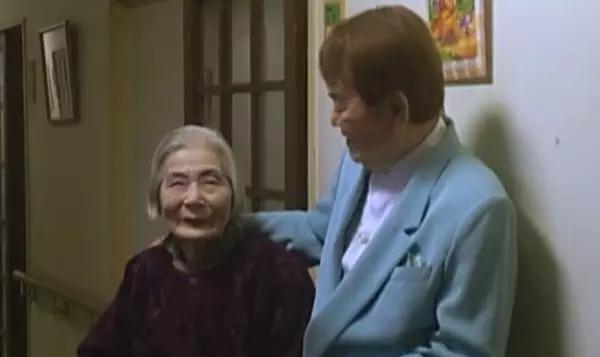 日本最著名站街女：拉客到74岁，等着一个永远等不到的客人…