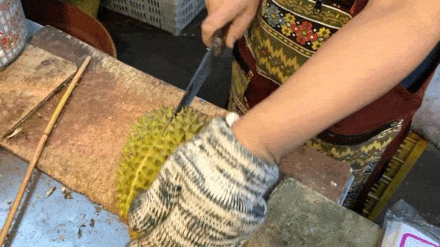 疫情期间逛泰国菜市场，买了一整只榴莲才58块钱，又香又甜