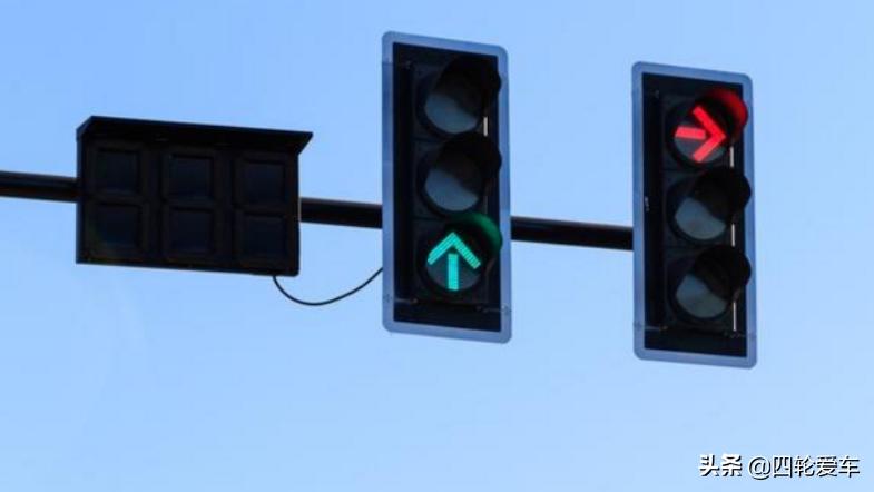 新规直行红灯右转算不算闯红灯,右转专用通道红灯右转算闯红灯吗