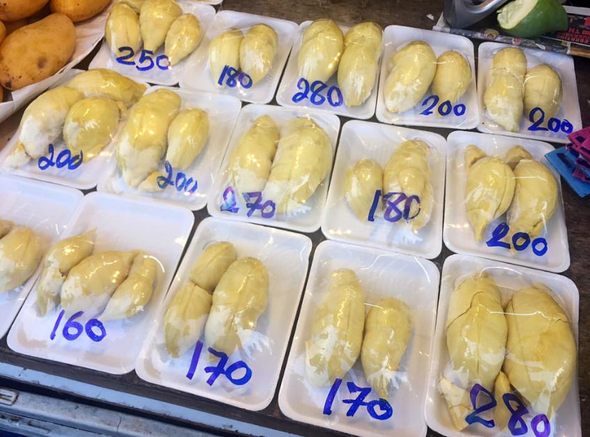 泰国的街头水果榴莲最受欢迎,泰国榴莲和中国水果