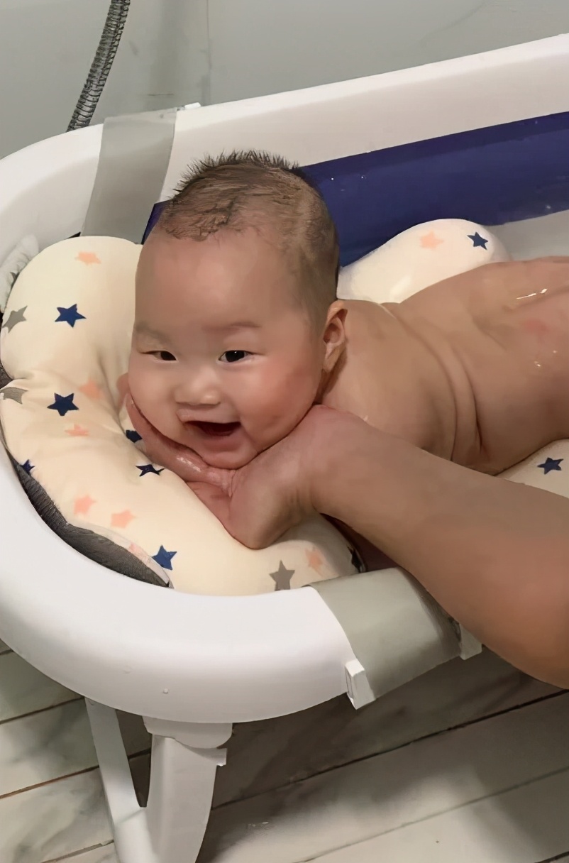 宝宝一洗澡就哭的撕心裂肺,宝宝洗澡后穿衣就哭是啥原因