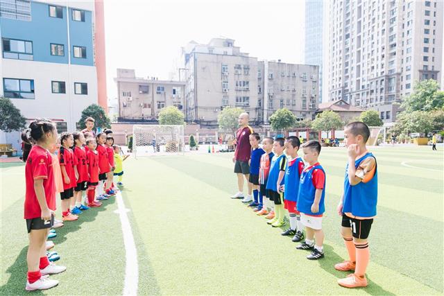 小学生暑假足球封闭训练营,炎炎夏日儿童足球训练