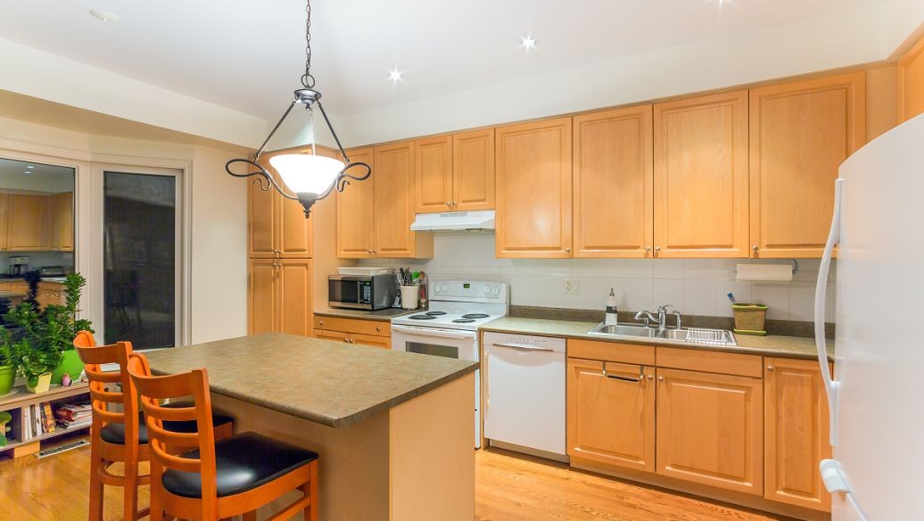 橱柜门吸塑好还是烤漆好,橱柜门怎么选铝门