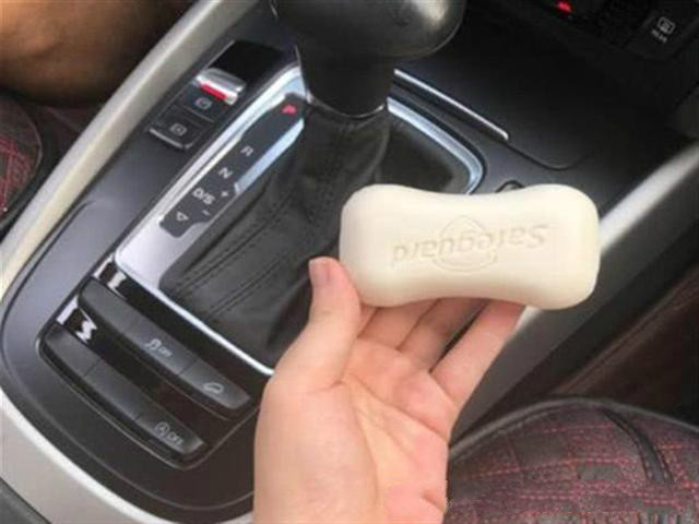 下雨天侧窗玻璃模糊看不清后视镜,怎样使汽车后视镜下雨天不模糊