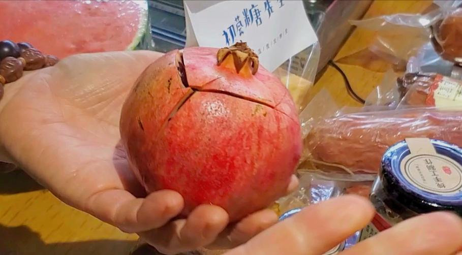 开石榴的小妙招不用刀子,开石榴的小妙招用勺子敲