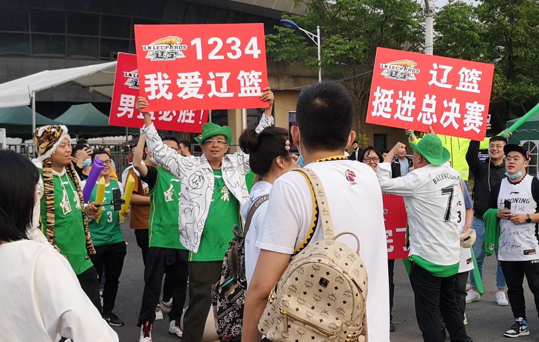 辽宁球迷统治CBA看台！诸暨已成辽篮主场，卫冕冠军迎*麻大**烦
