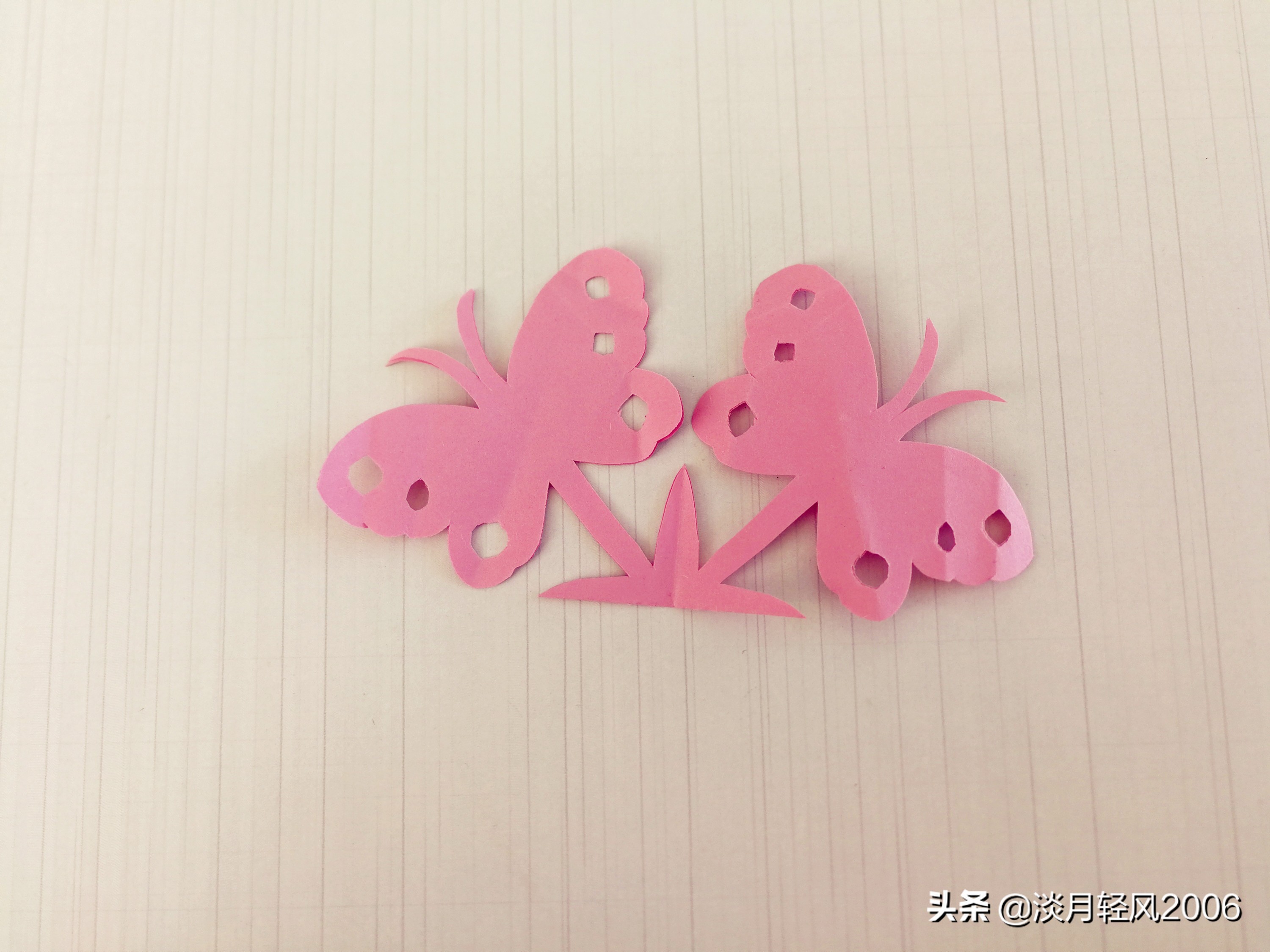 用正方形彩纸折一个蝴蝶会动的,怎样用正方形的卡纸折一个蝴蝶