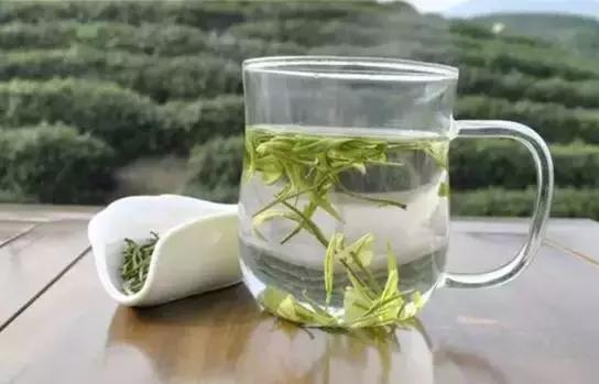 买茶的“望、闻、问、沏”