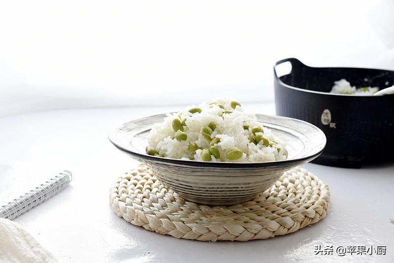 毛豆别光带壳煮着当下酒菜了，教你新吃法，与米饭同煮，越嚼越香