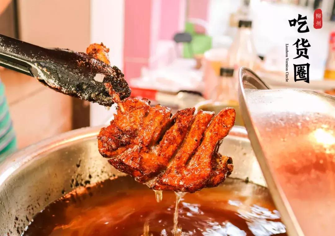 这家五星街不起眼的小吃站，34°高温没空调没座位，每天都排满人