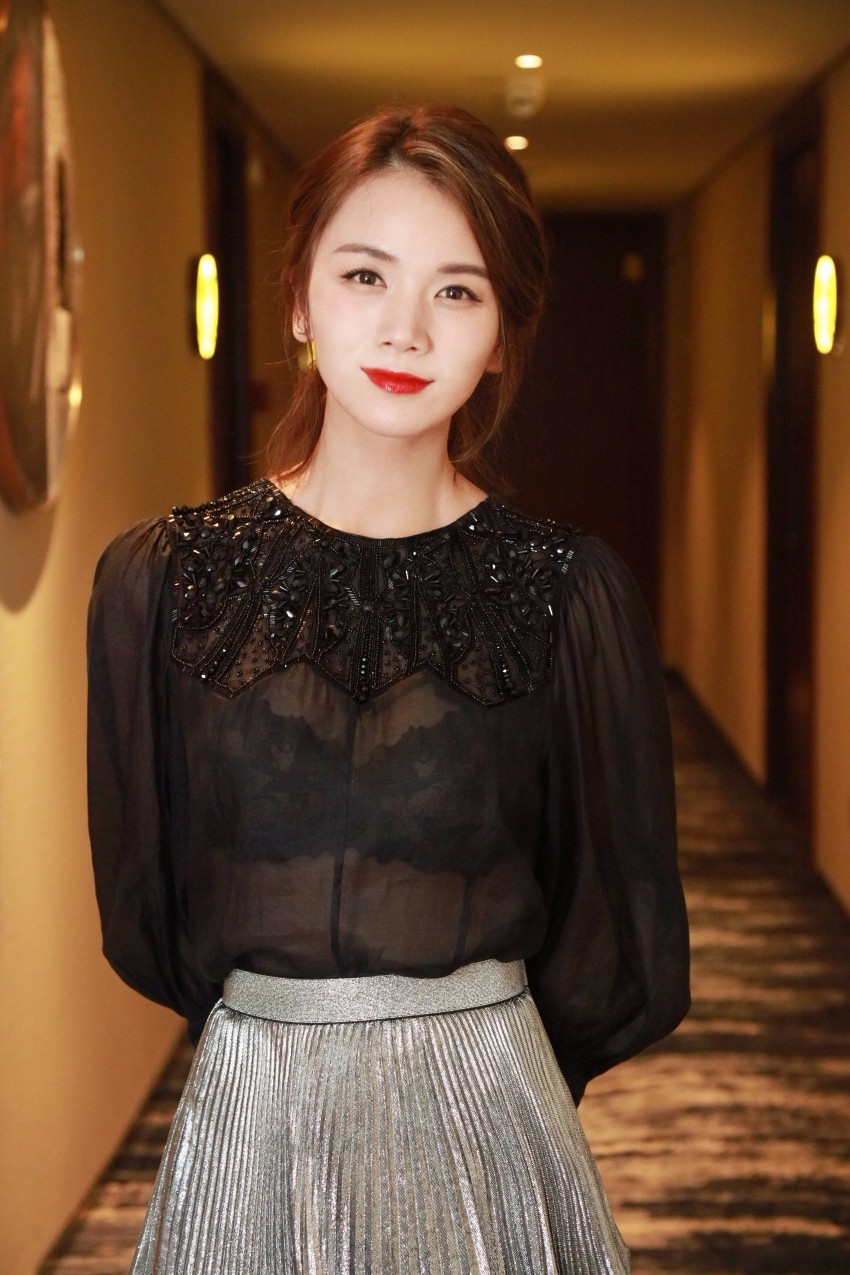 网传为新女友一掷千金，文章发博否认恋情，拖出一个隐藏的明星班