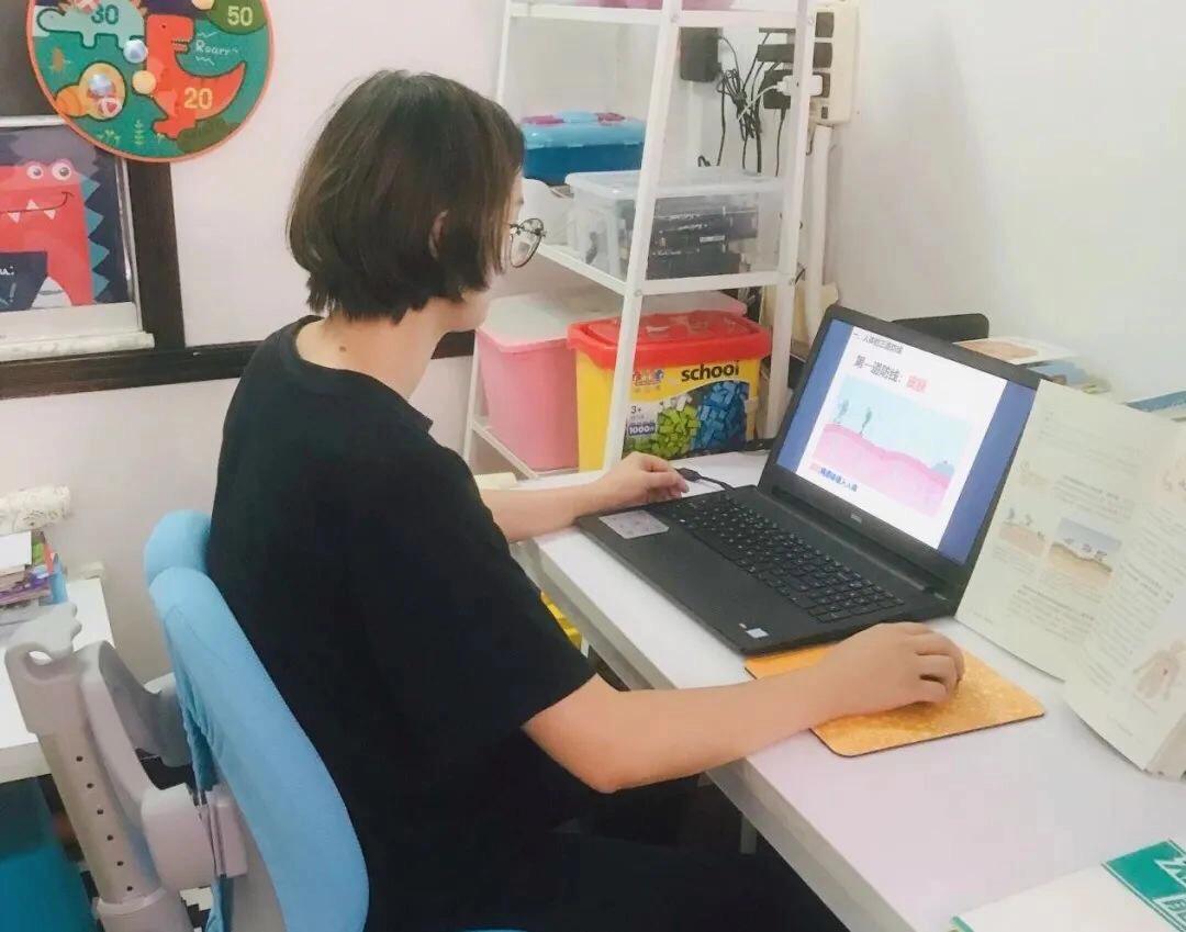 华侨城中学线上*党**旗红，*党**员示范当先锋