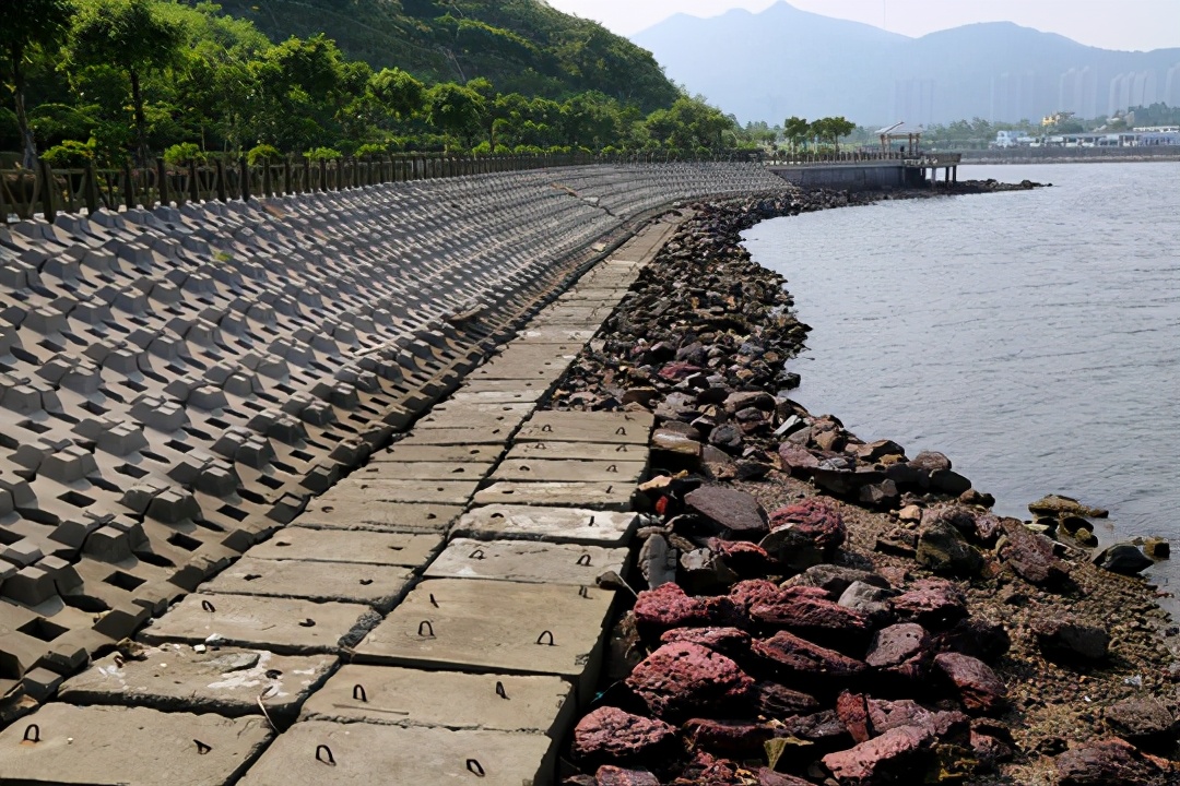 长8公里，能填平32座小山，为何费力修建的“小岛”却堆满石块？