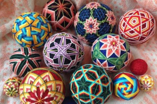 男人手里握的叫保健球,女人手里握的叫什么球?