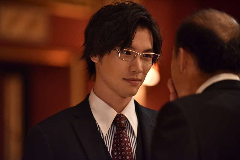 “给开司一罐啤酒”到底在红什么？一部电影揭露日本金融黑历史