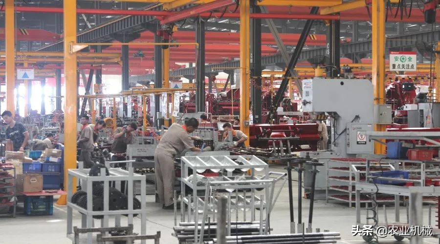 勇猛机械专注玉米收获,勇猛二行玉米收获机多少一台