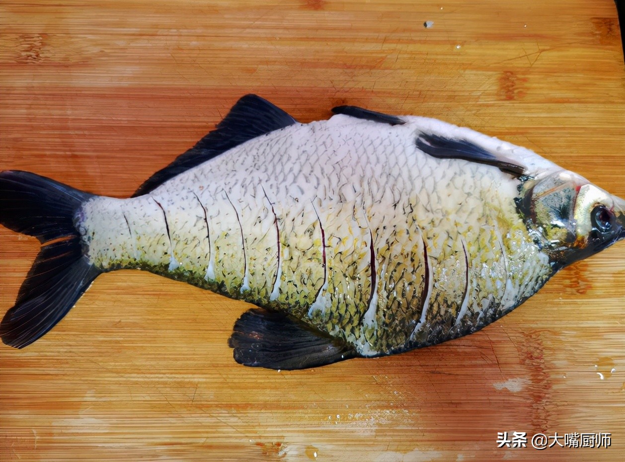 炖鱼时放点什么才能没有腥味呢,炖鱼怎么去腥什么时候放料酒