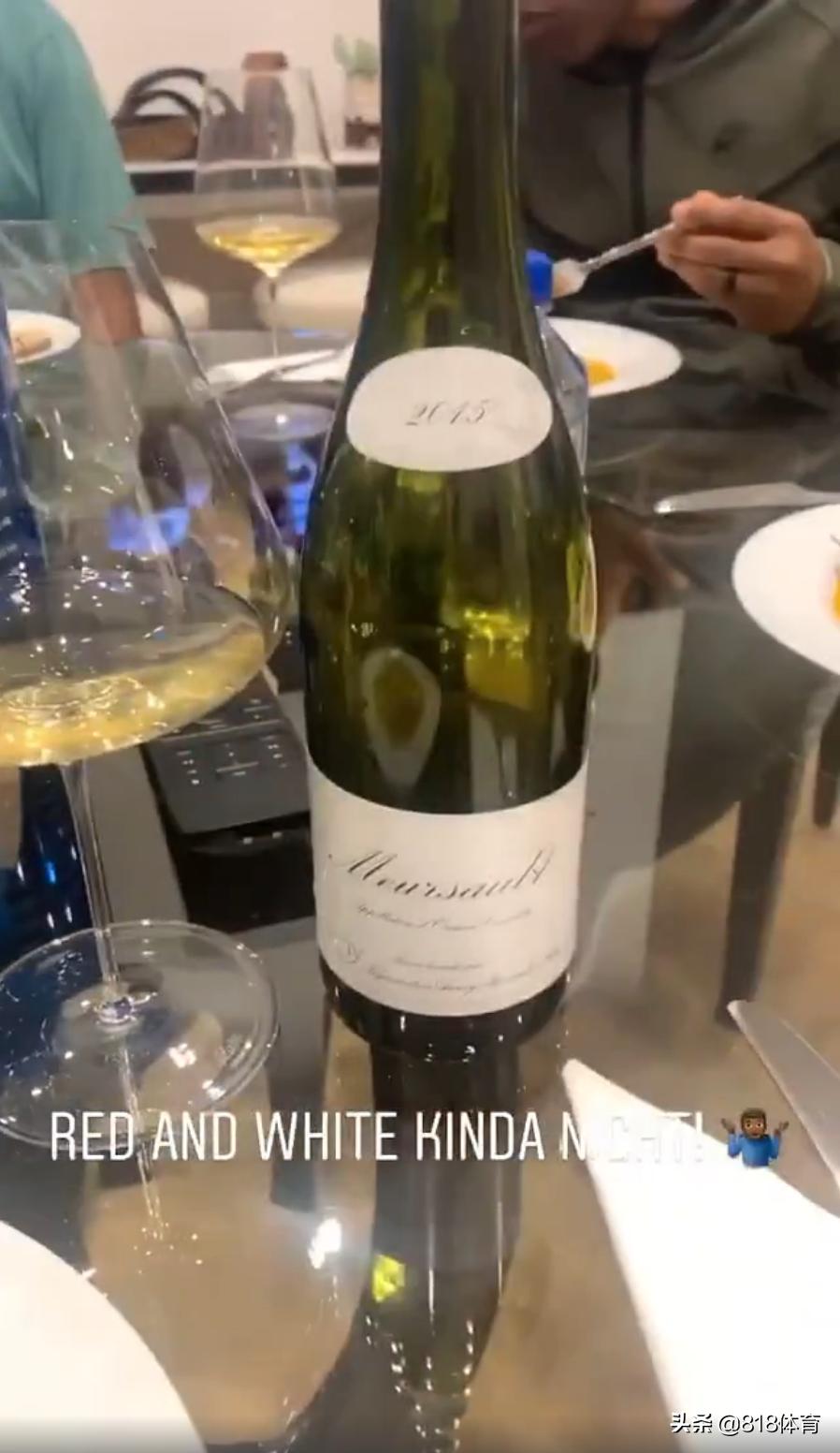 詹皇祖孙3代共进晚餐!开2瓶葡萄酒庆祝,餐后陪老丈人打扑克不来钱