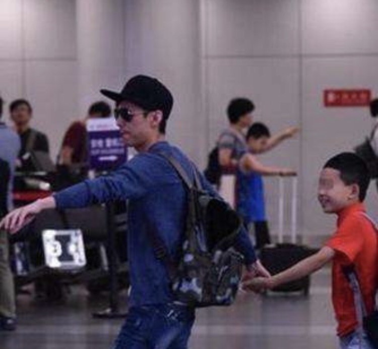 何炅自曝初恋当上“电灯泡”，青涩情谊变单恋，女主被疑是龙丹妮