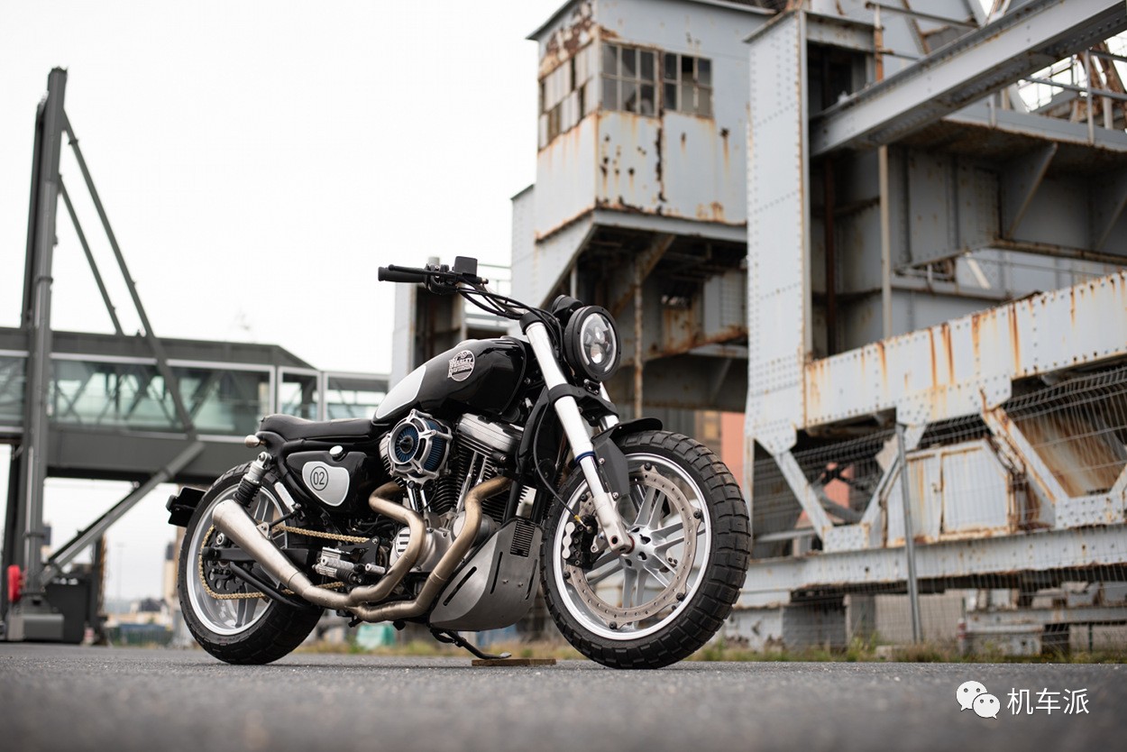定制|一个23岁年轻人打造的哈雷1200运动者