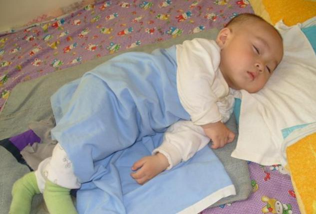 宝宝为啥睡觉老往上拱枕头,宝宝睡着时头总是往下拱