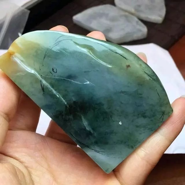 26万翡翠原石切出35条手镯,翡翠原石砍价现场切出帝王绿