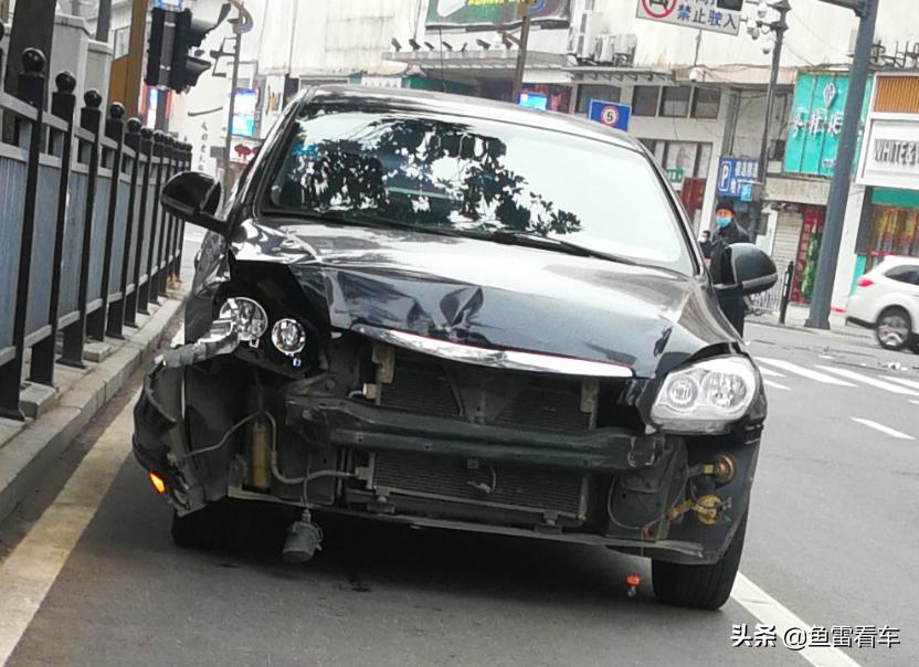 相煎何太急，奇瑞A3三厢撞击两厢，除了破点相，其它无碍