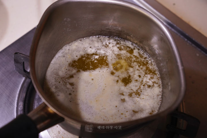 煎牛排爆油怎么办,煎牛排放黑胡椒容易糊吗