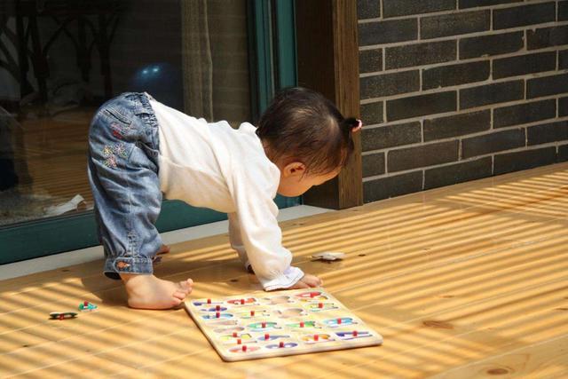 孩子腰疼妈妈贴膏药,小朋友说腰疼妈妈不当心