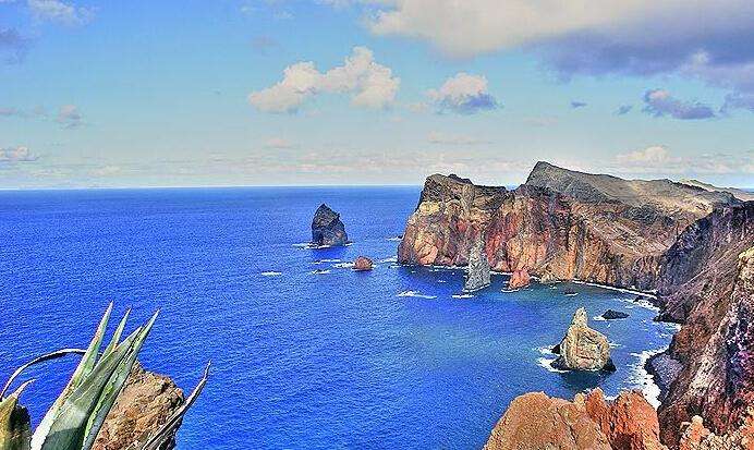 c罗从贫民窟到亿万豪宅,c罗年入1.25亿美元多少人民币