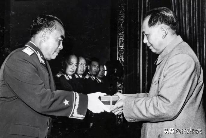 *德朱**位列元帅之首,可授衔证书却不是001号,001号究竟给了谁?