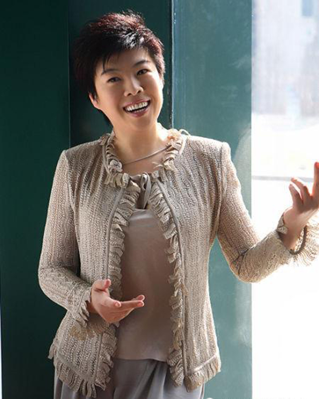 从国学大师到万人唾弃,被北大学子轰下台的于丹,到底怎么了?