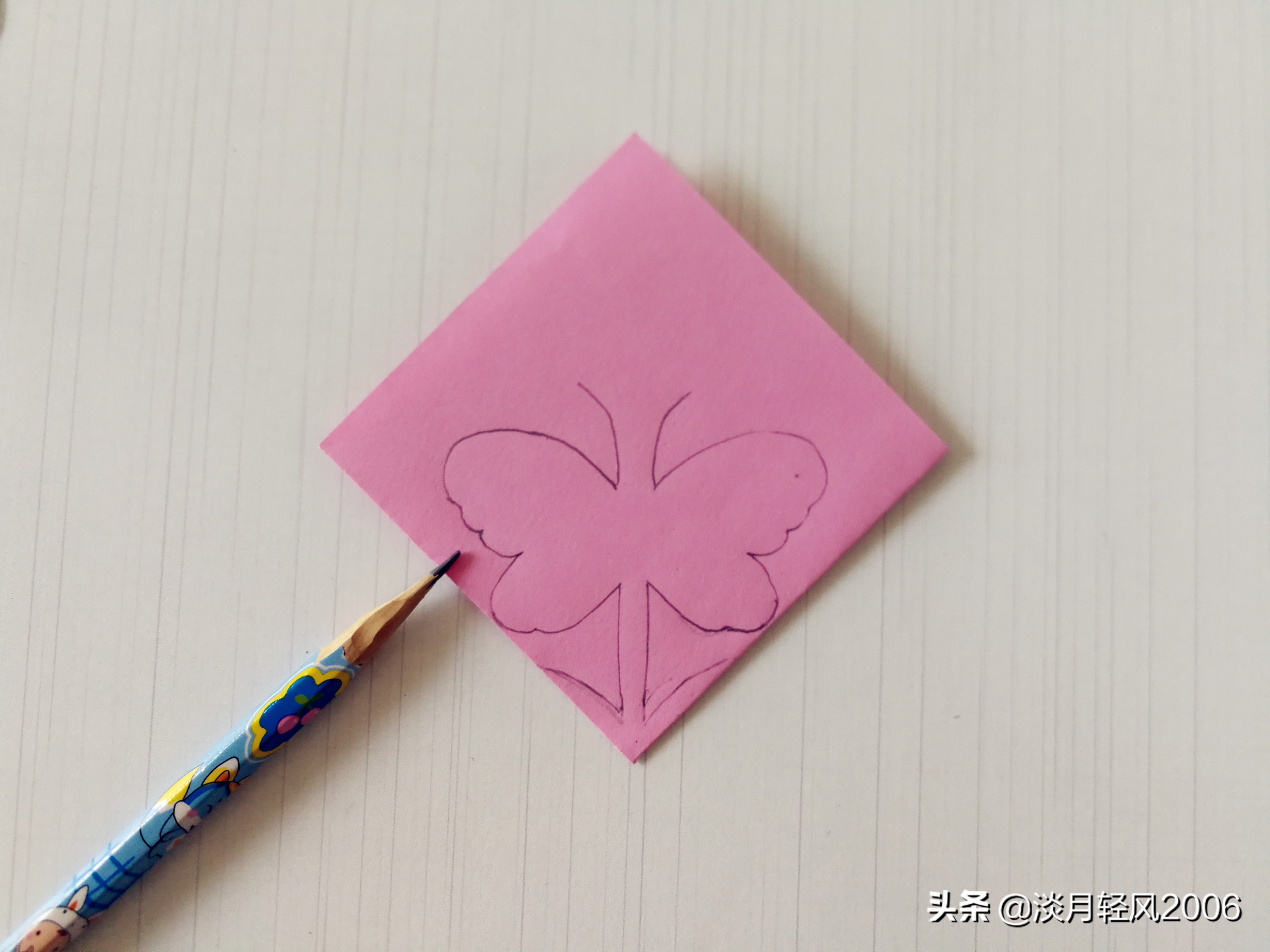 用正方形彩纸折一个蝴蝶会动的,怎样用正方形的卡纸折一个蝴蝶