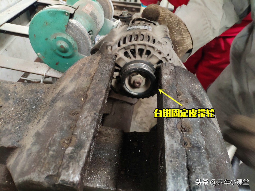 汽车发电机单向轮坏了怎么办,三轮车发电机坏了怎么维修